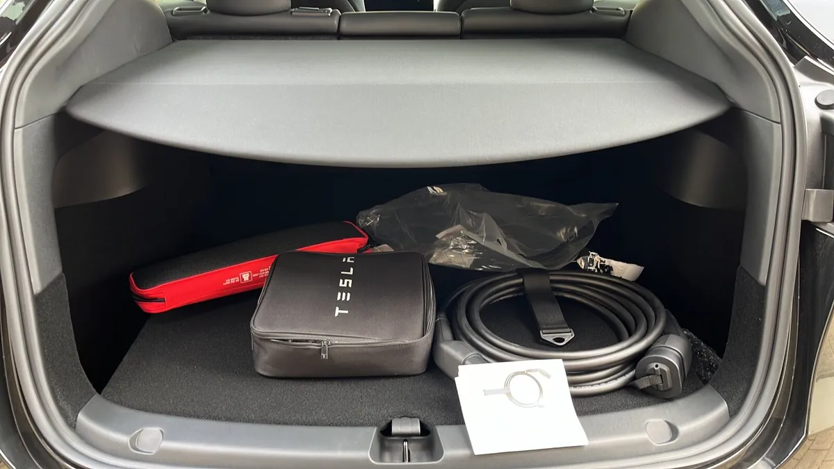 Tesla Model Y Long Range AWD - Image 2