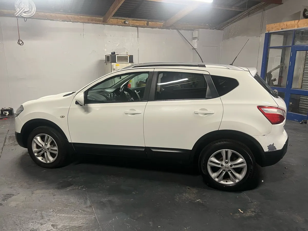 Nissan Qashqai 2012 4 wheel drive - Image 3