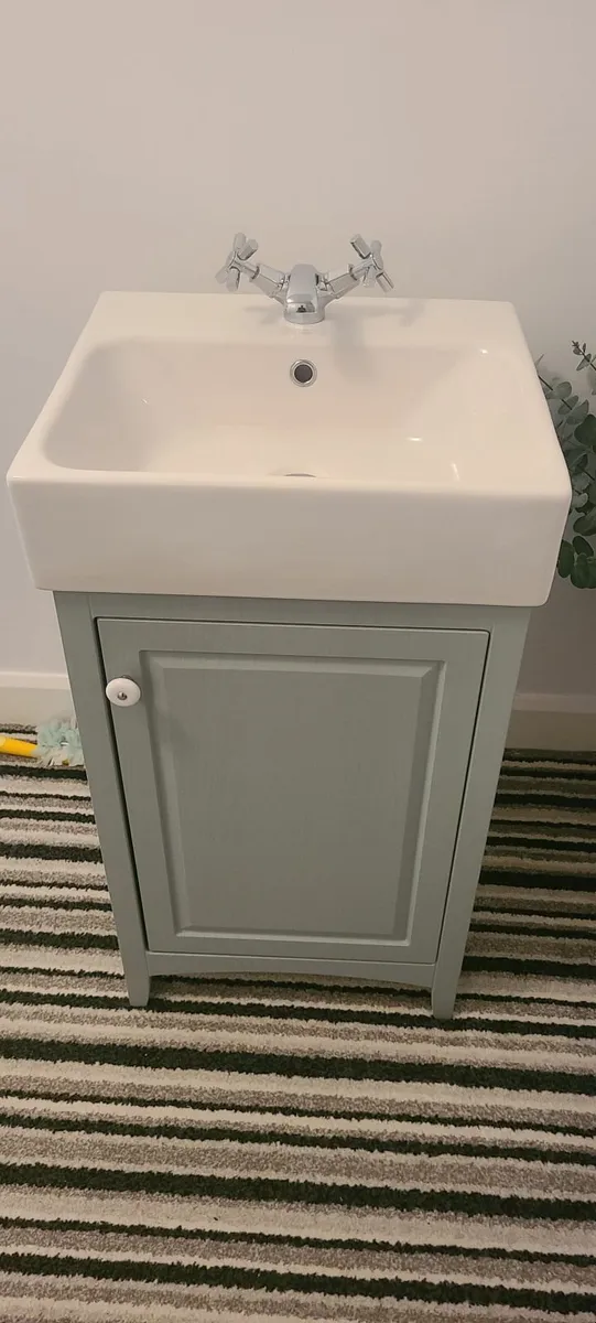 Bathroom sink - Image 2