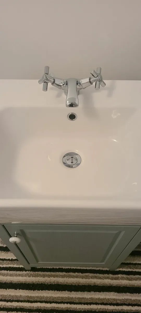 Bathroom sink - Image 3
