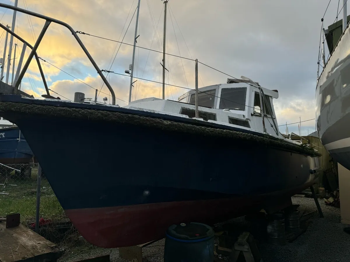 Mitchell 31 fishing boat - Image 1