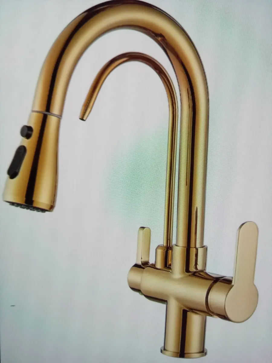 Gold kitchen mixer tap with pull out spout - Image 2