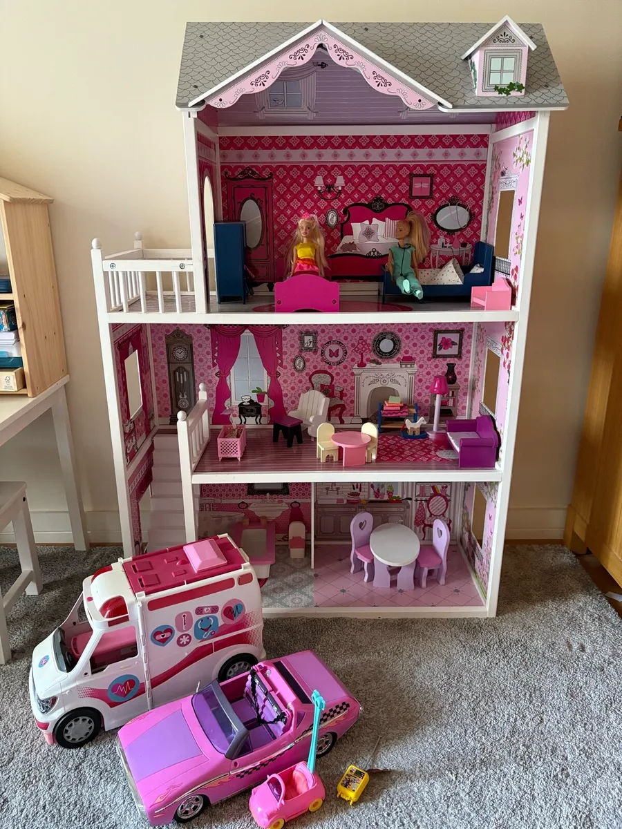 Barbie doll house + cars + dolls - Image 1