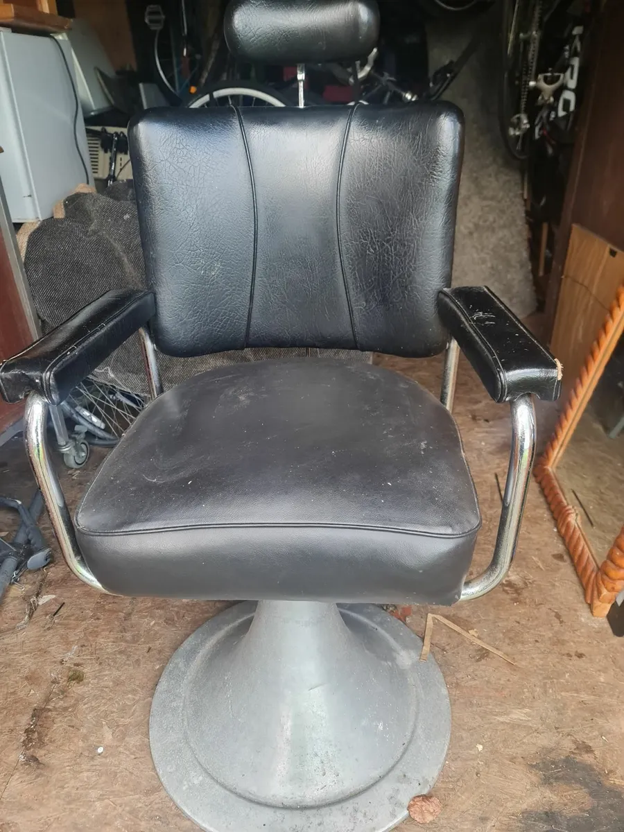 Retro Barber Chair - Image 1