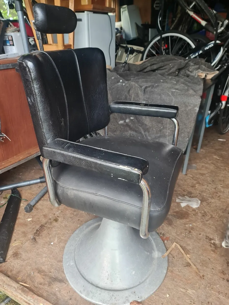 Retro Barber Chair - Image 2
