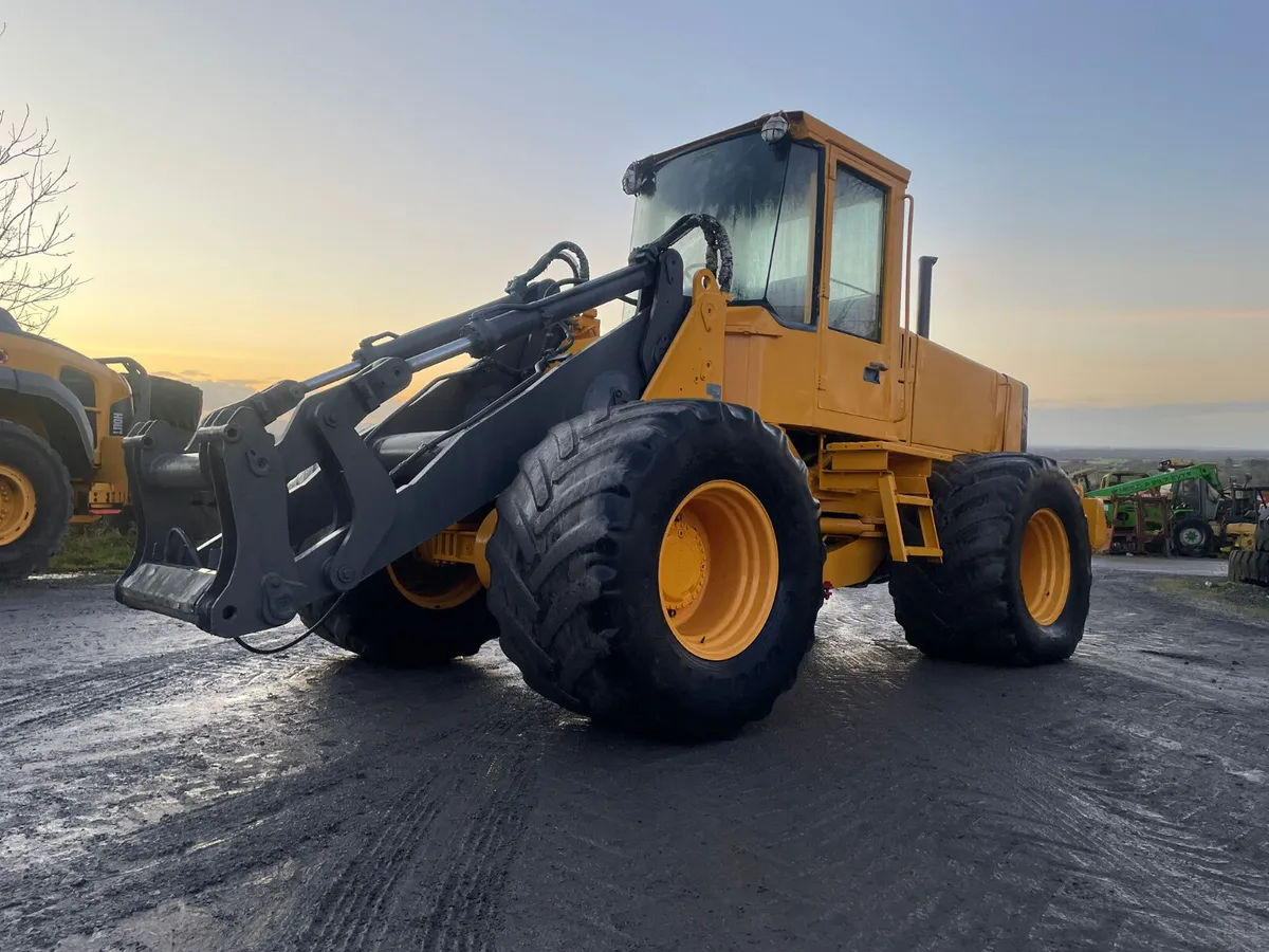 Volvo L90 Loading Shovel - Image 3