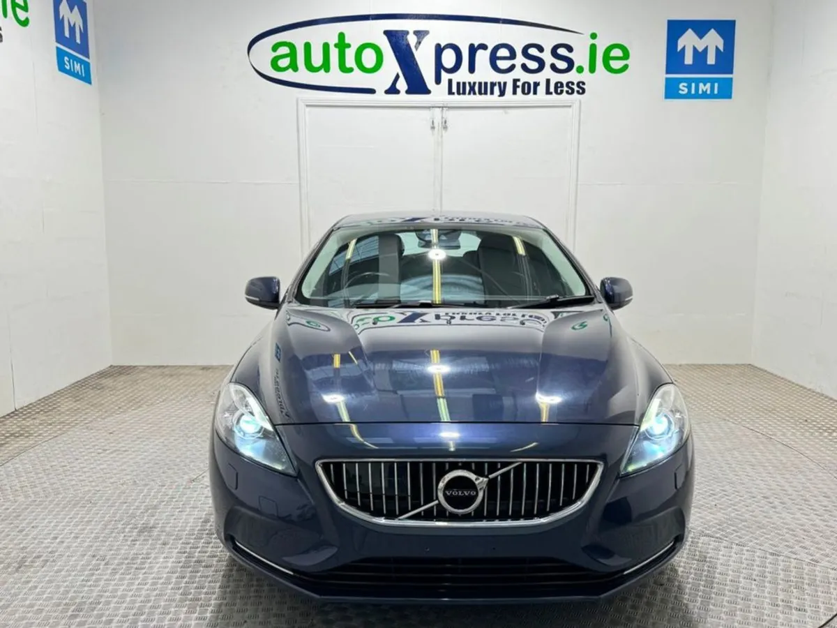 Volvo V40 1.6 T4 Automatic - Image 3