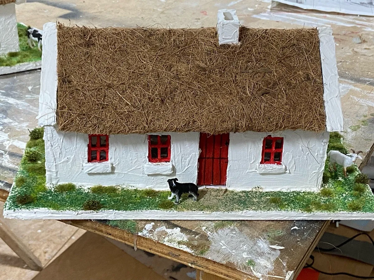Model thatched cottages - Image 1