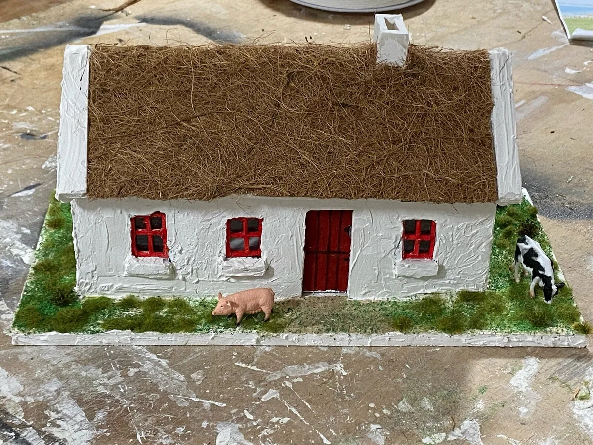 Model thatched cottages - Image 2