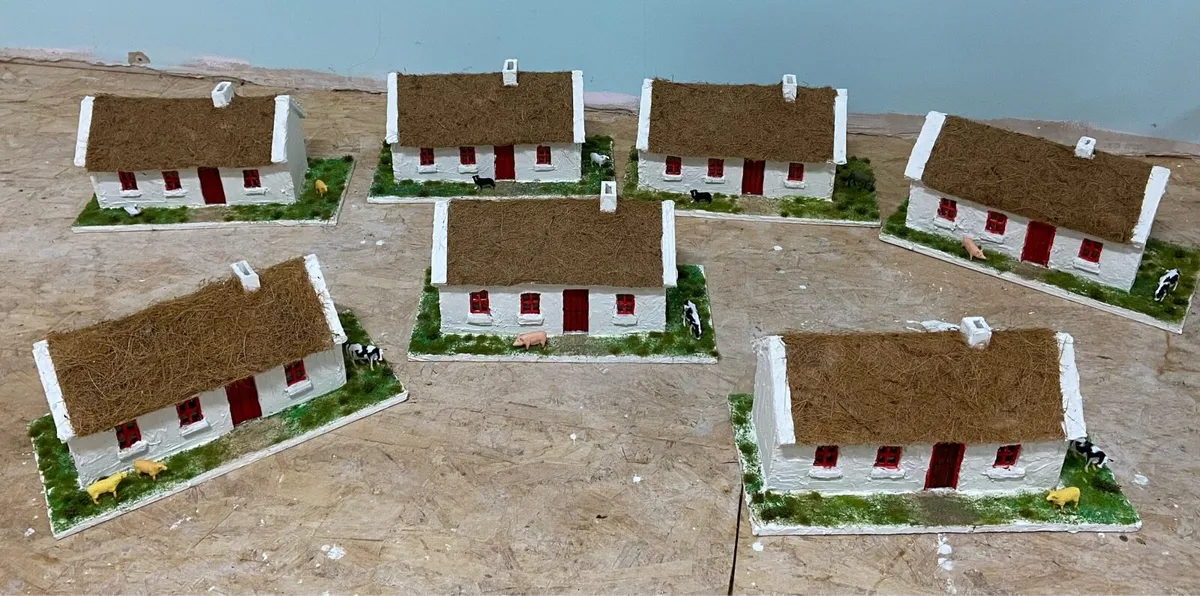 Model thatched cottages - Image 3