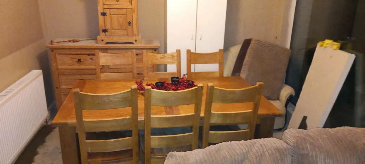 Solid oak dining table - Image 1