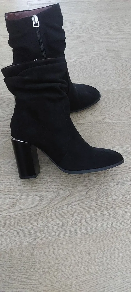 Black heeled boots - Image 1