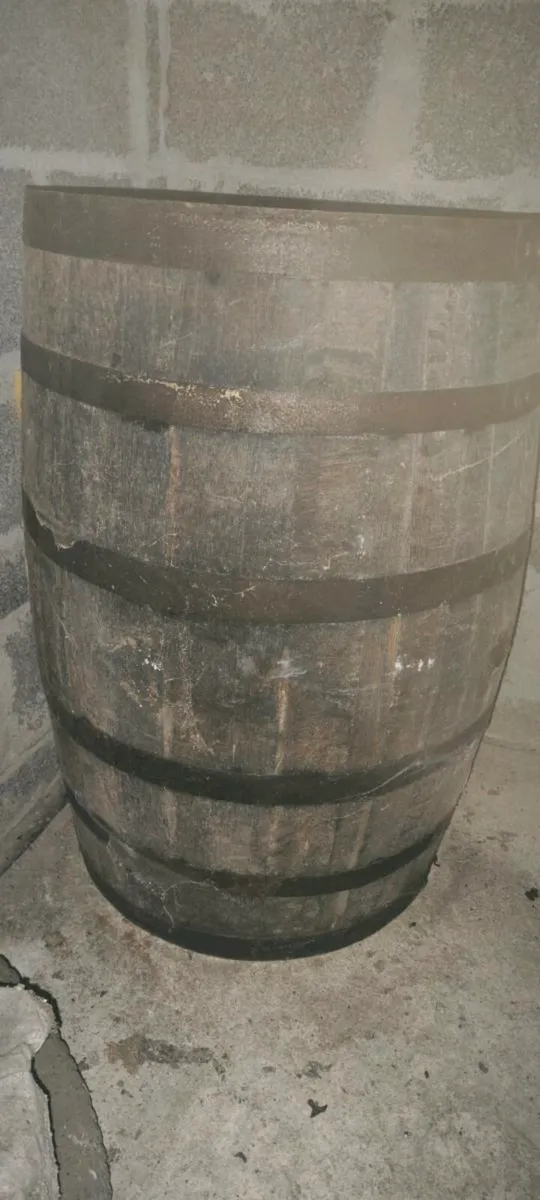 Empty whisky barrel - Image 1