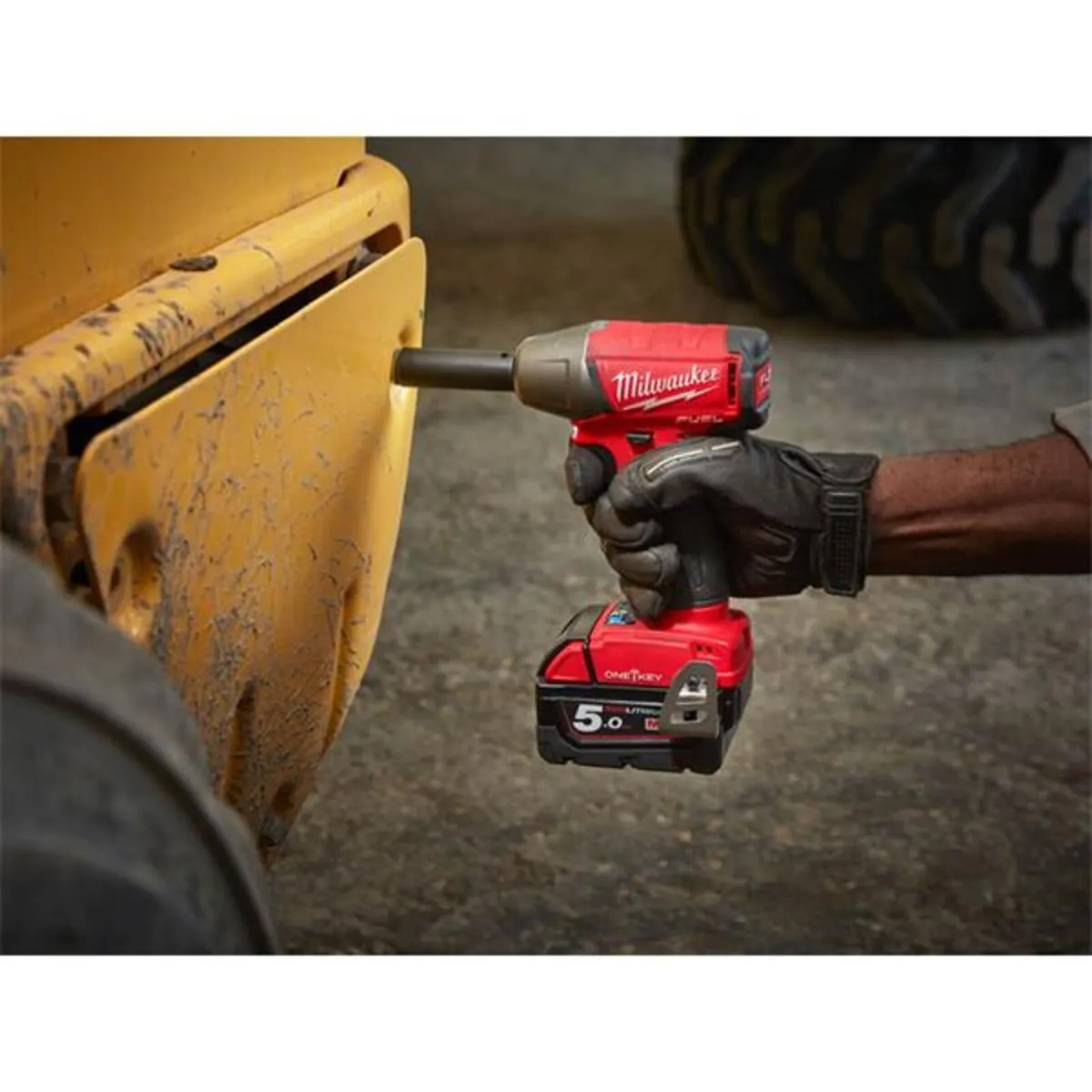 Milwaukee FUEL ONE-KEY 3/8″ Impact Wrench - Image 2