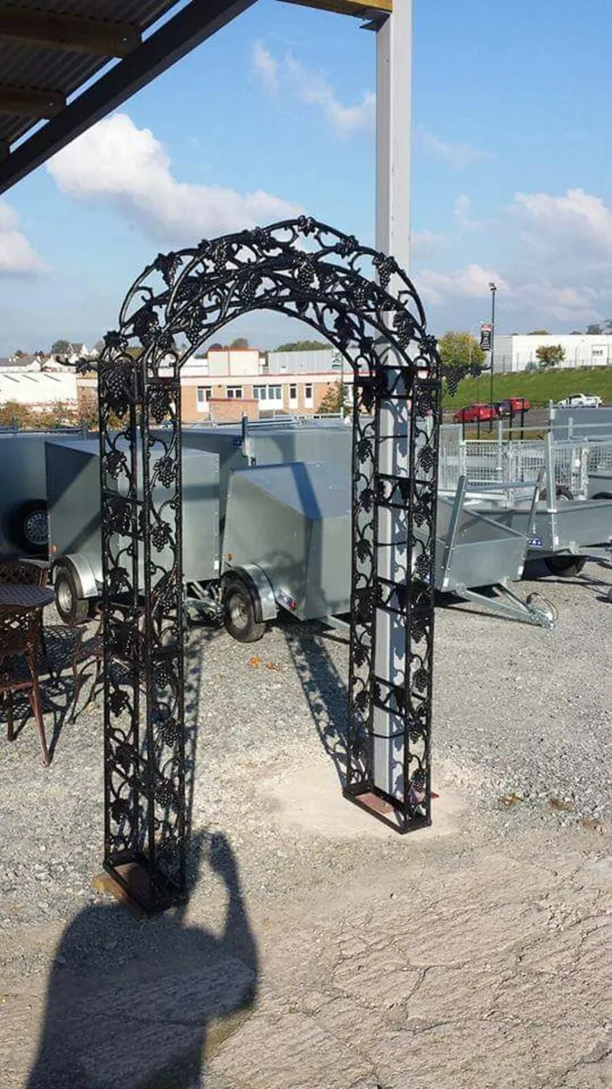 Cast iron garden arch beautiful detail with grapes - Image 1