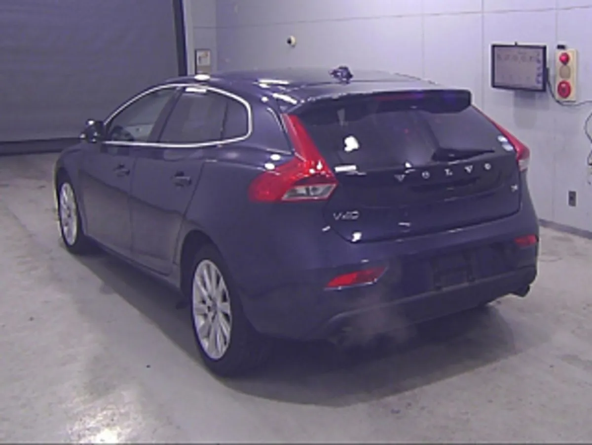 Volvo V40 Metallic Blue V40 T4 With a 1.6 Litre E - Image 2