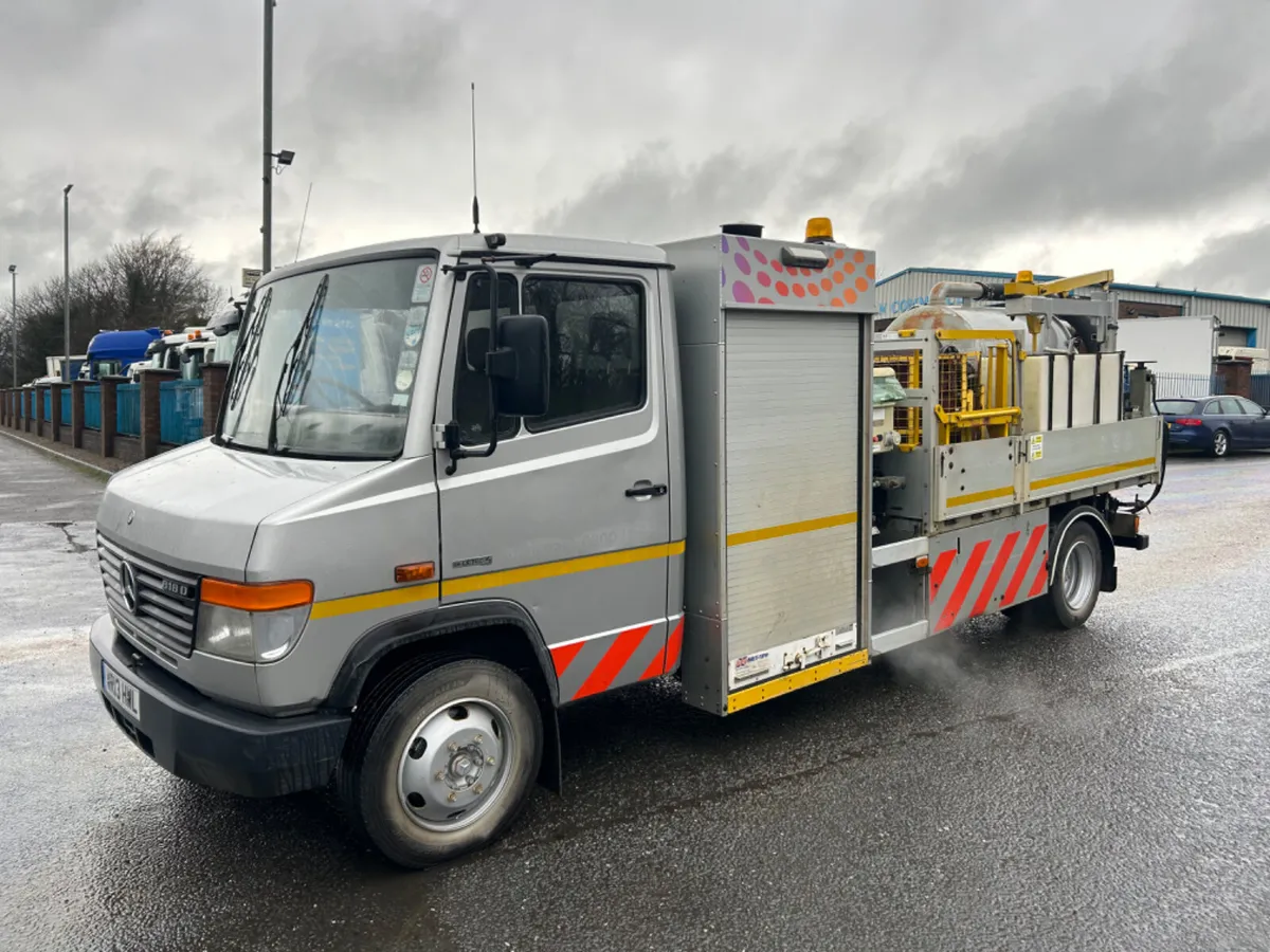 2013 Mercedes vario 7.5 ton suction excavator - Image 1