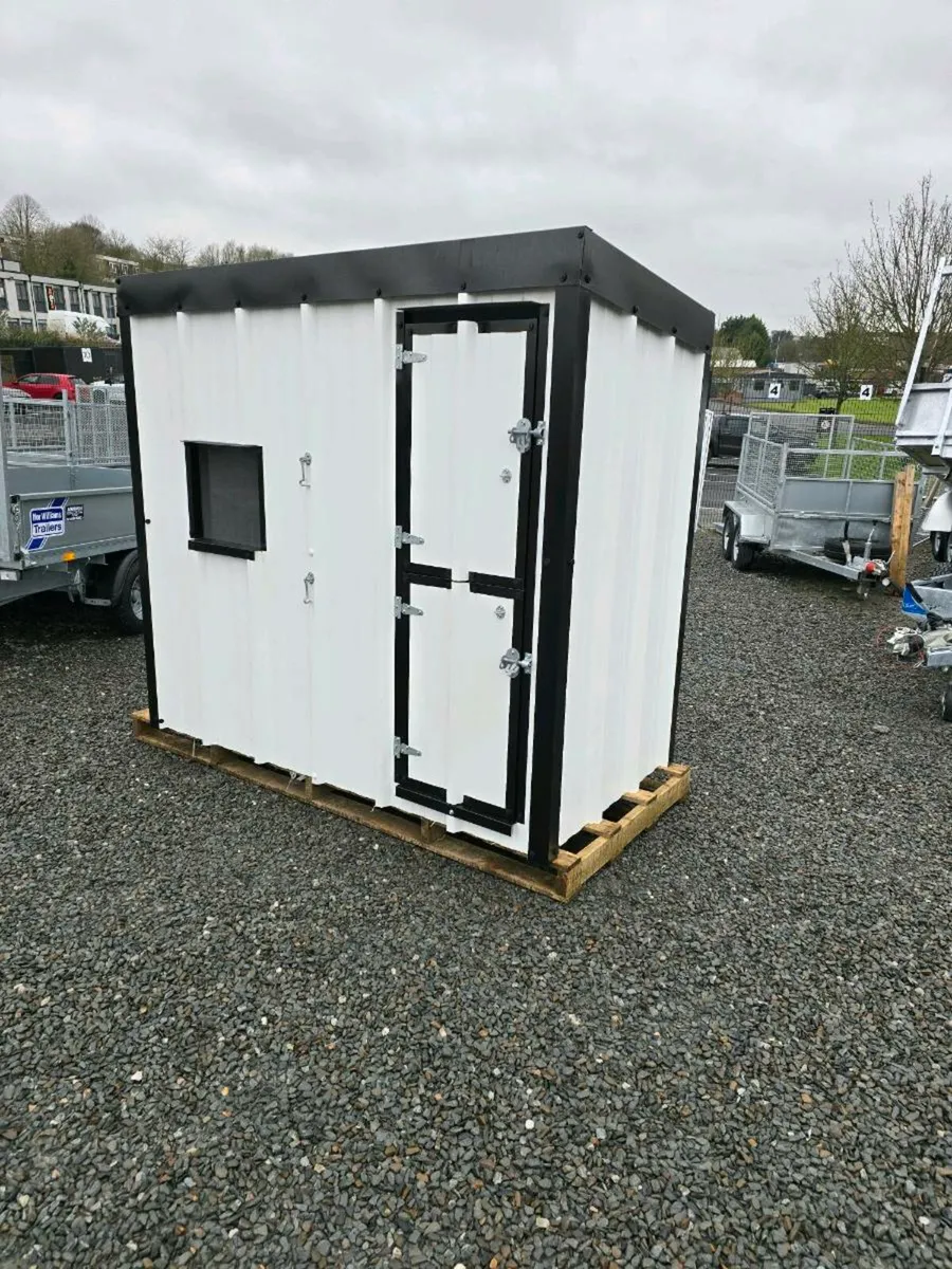 Large walk in fully insulated dog kennel garden - Image 1