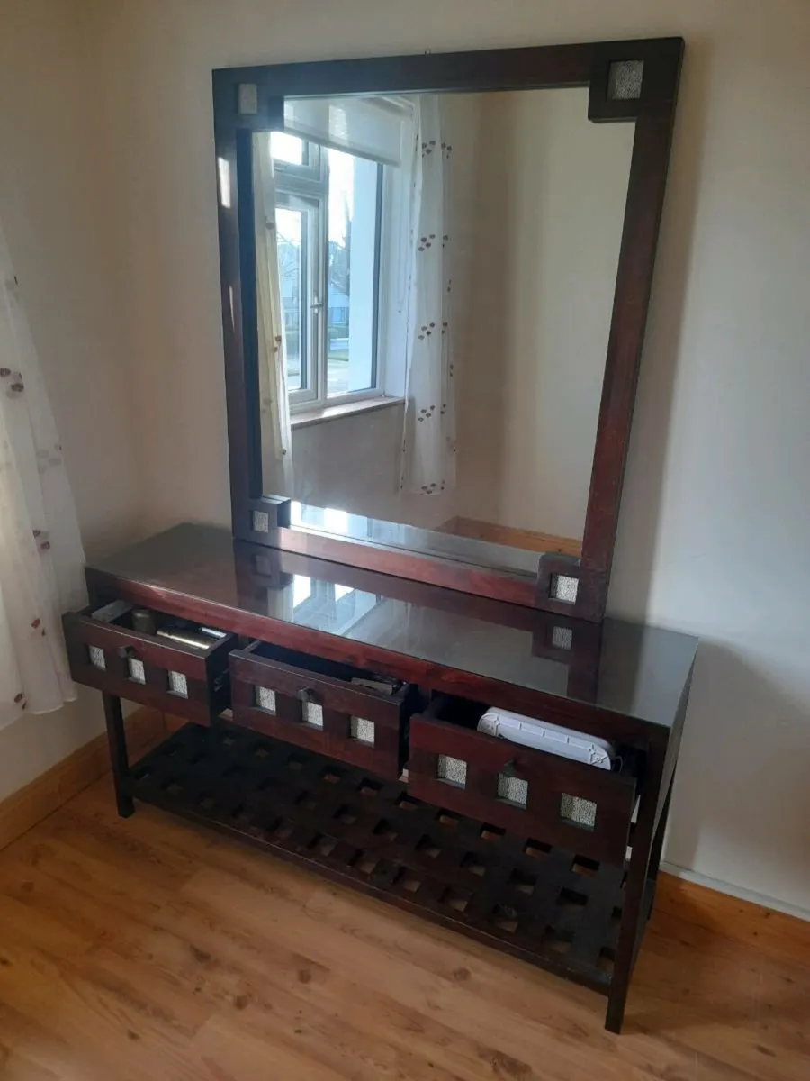 Dressing table with mirror - Image 1
