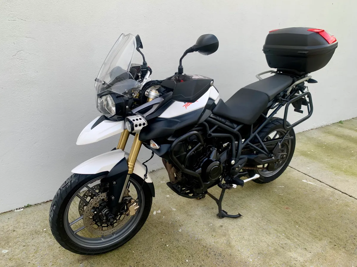 TRIUMPH TIGER 800. 2012. (LOW MILEAGE) - Image 1