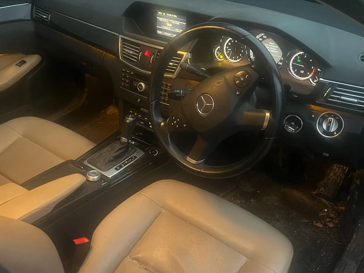 2010 Mercedes E Class for parts - Image 3