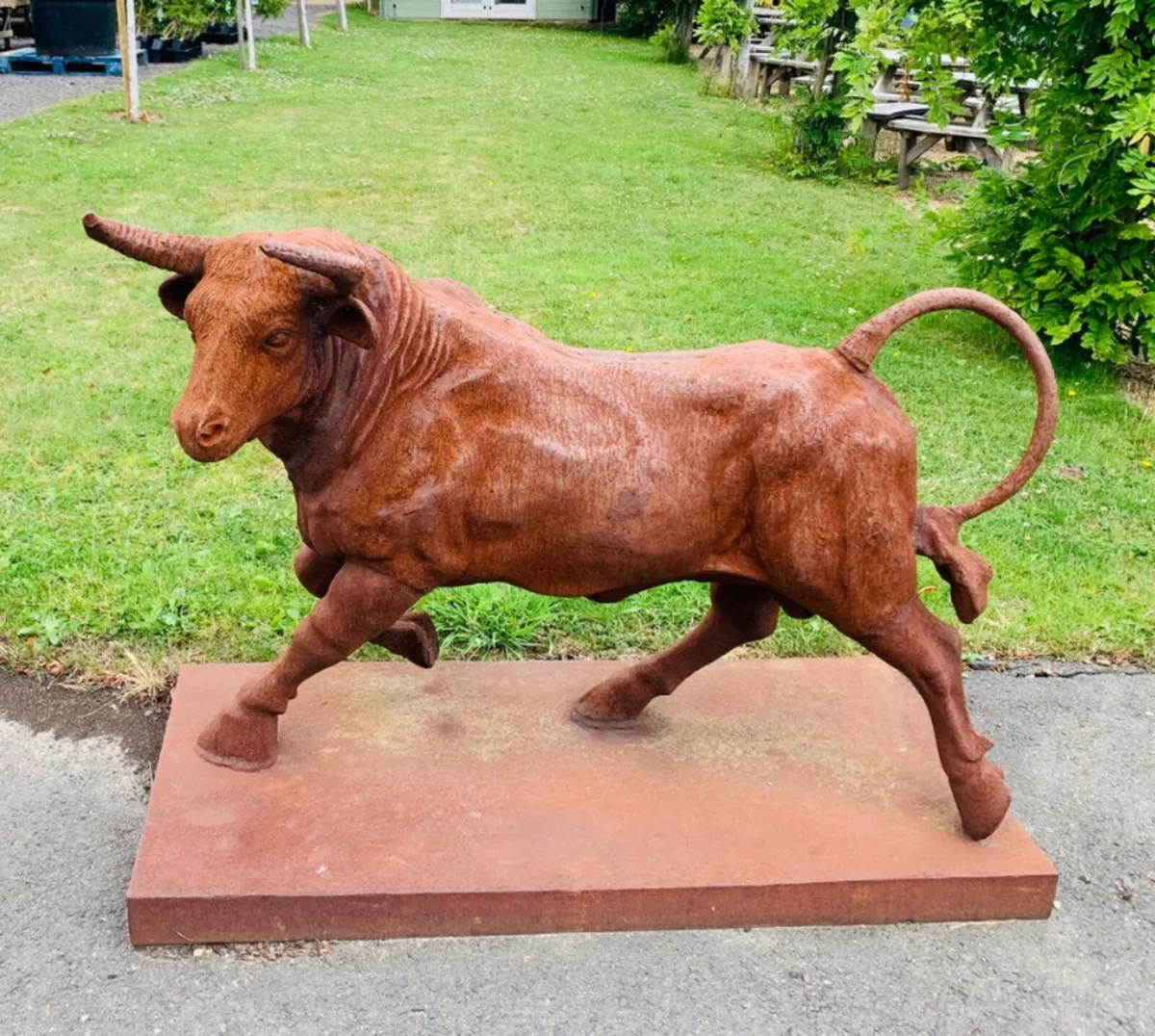Xxl cast iron bull statue - Image 1