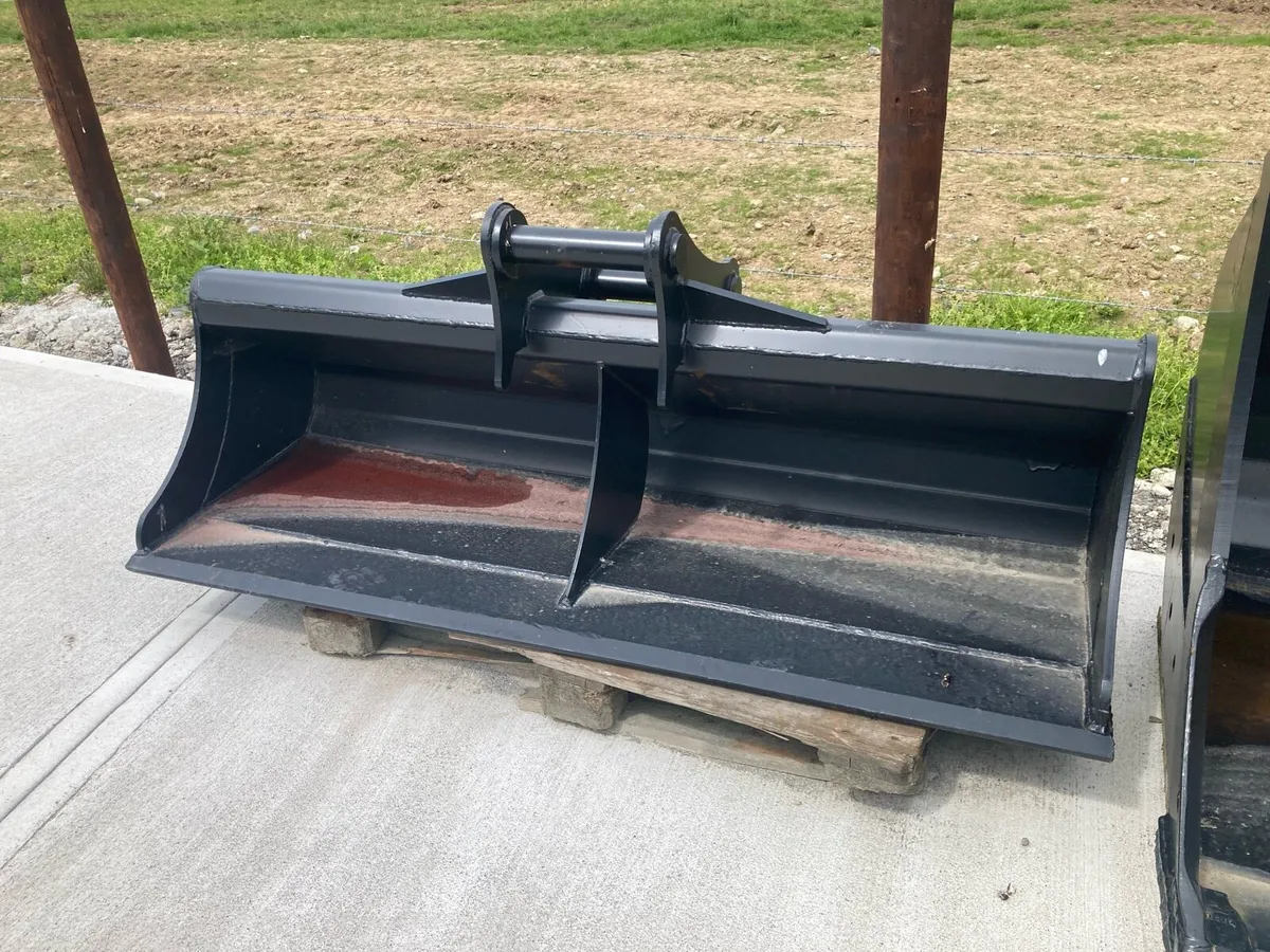 New  tipping trailer & digger buckets - Image 3