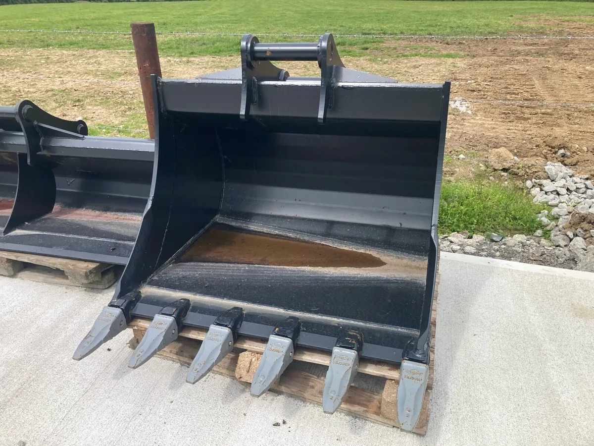 New  tipping trailer & digger buckets - Image 4