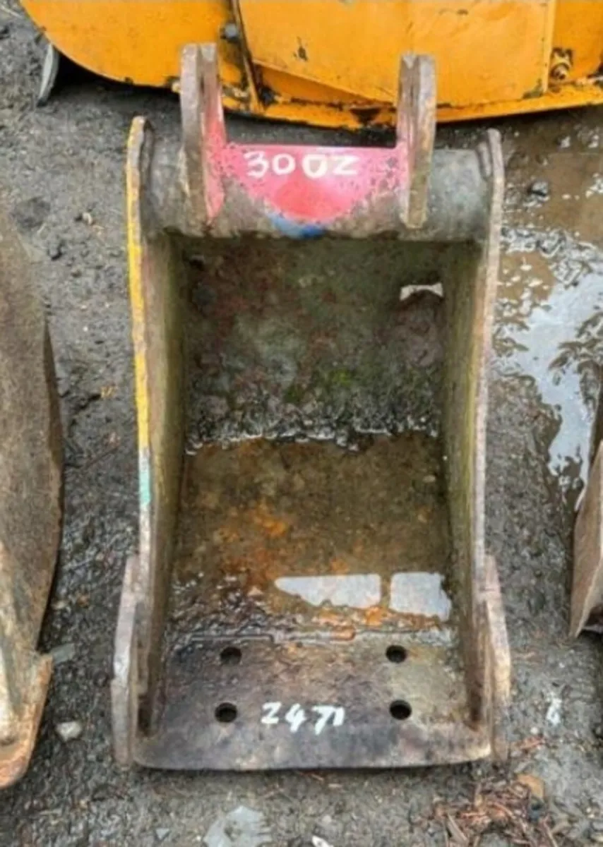 9'' digging bucket (25mm pins) - Image 1