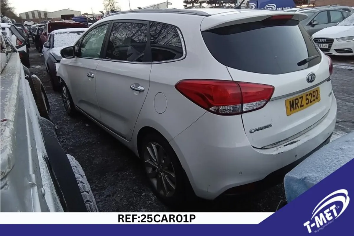 2014 KIA CARENS BREAKING FOR PARTS - Image 3