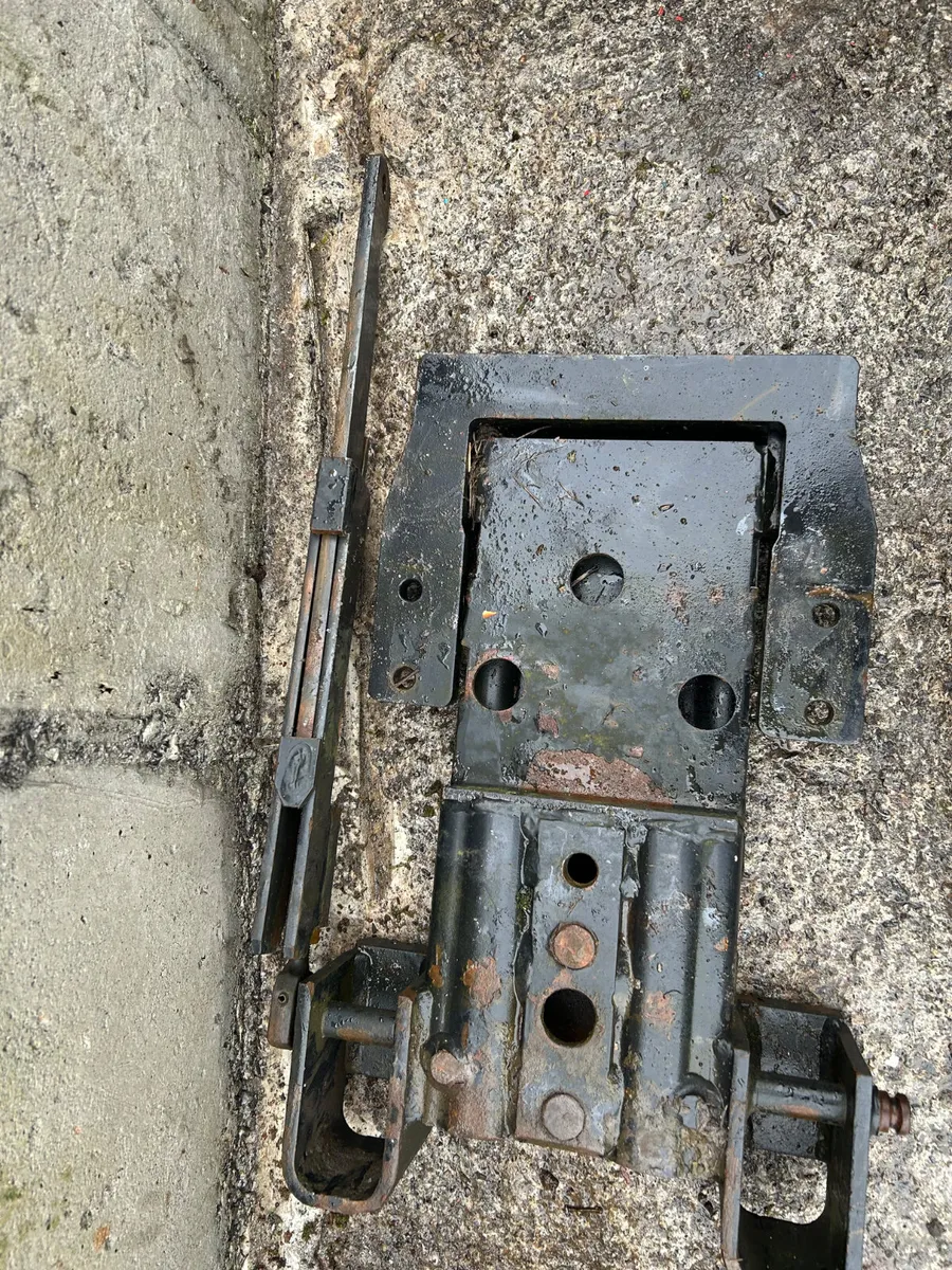 New Holland TLA/5000 Pick up Hitch - Image 4