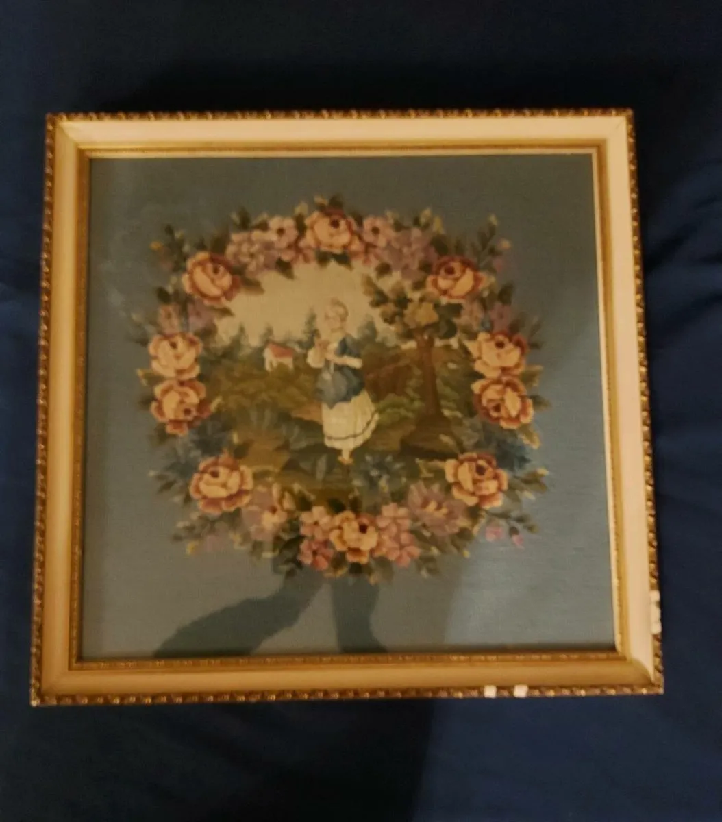 Antique taperesty picture in a chaulk frame - Image 1
