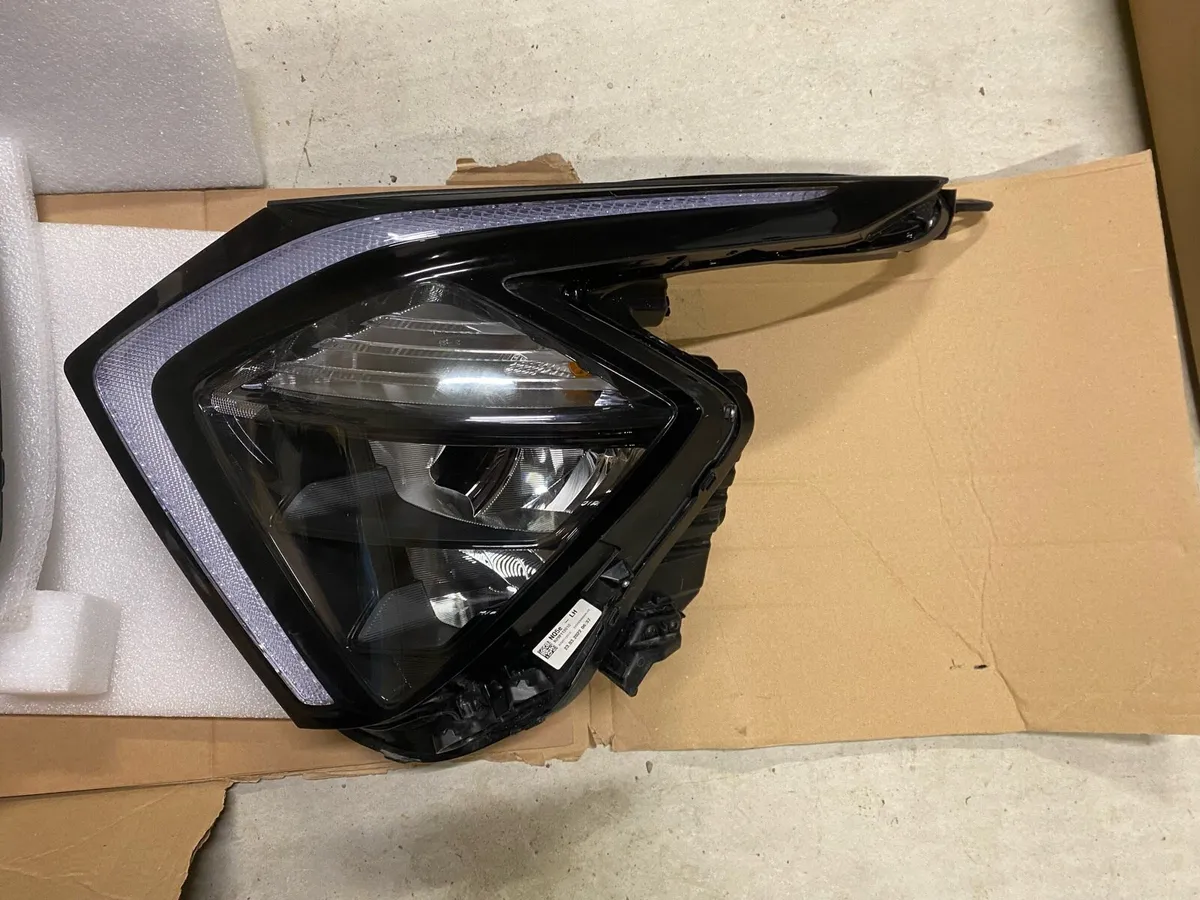 2023 Kia Sportage lights - Image 2