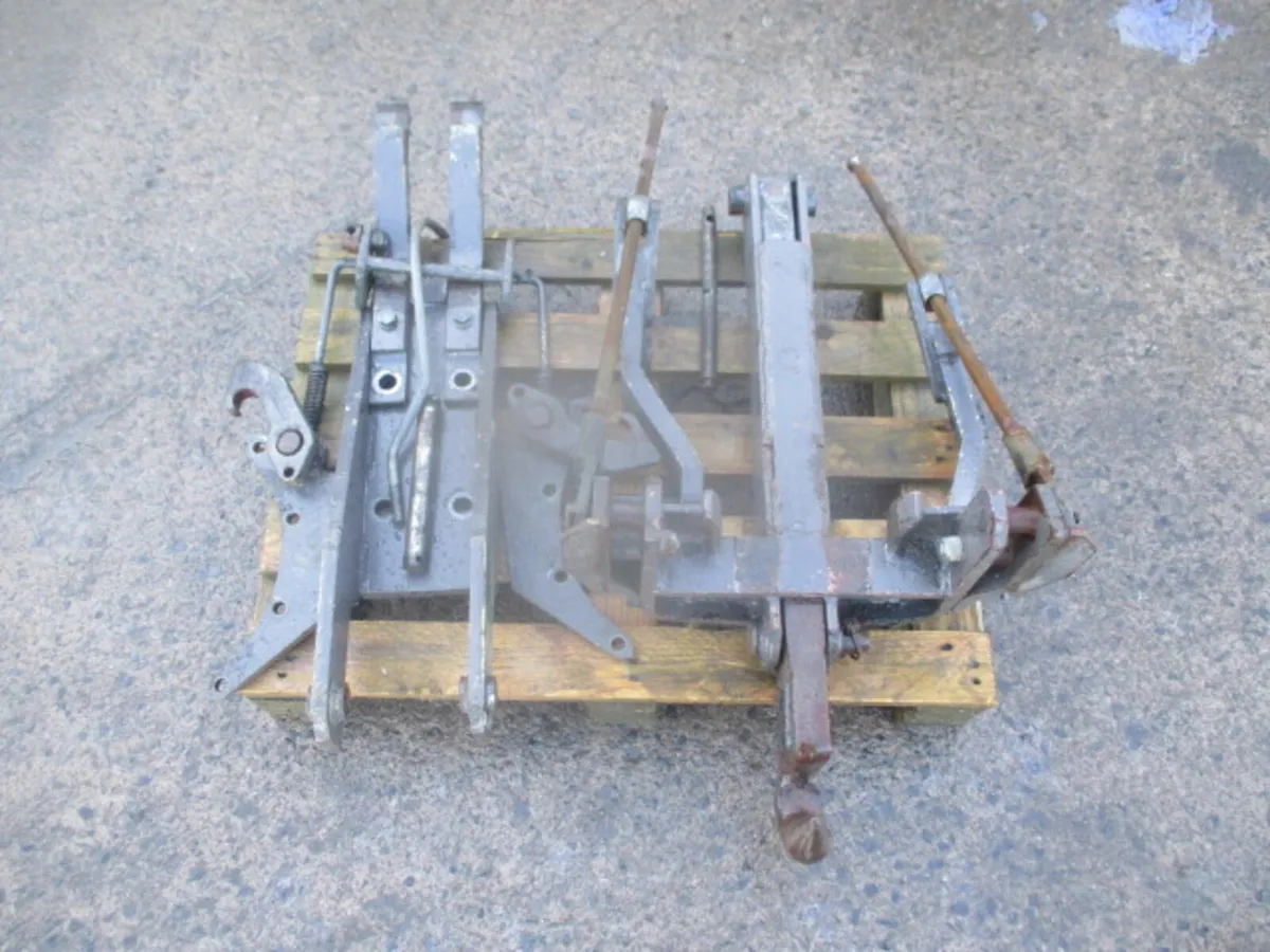 MASSEY FERGUSON PICK UP HITCH - Image 1