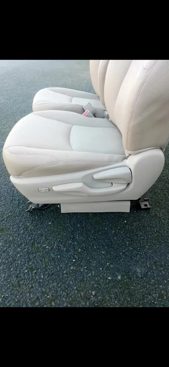 Toyota land cruiser two front leather seats as new - Image 1