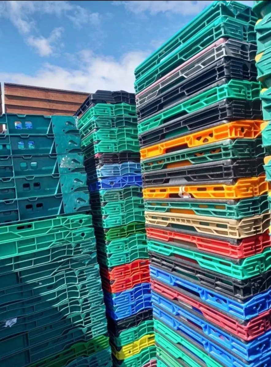 stacking crates 1e  each..good deals ,on big order - Image 1