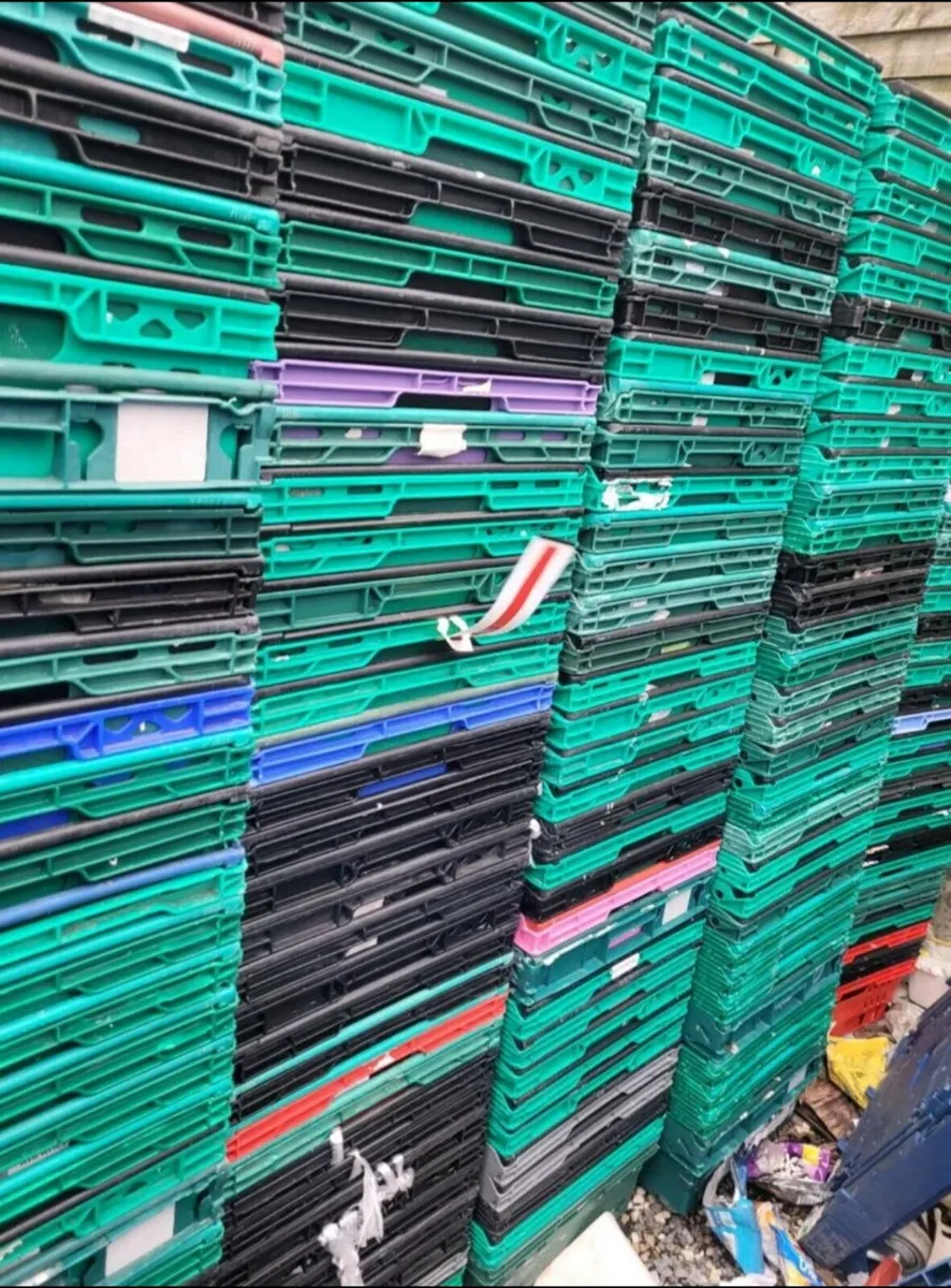 stacking crates 1e  each..good deals ,on big order - Image 2