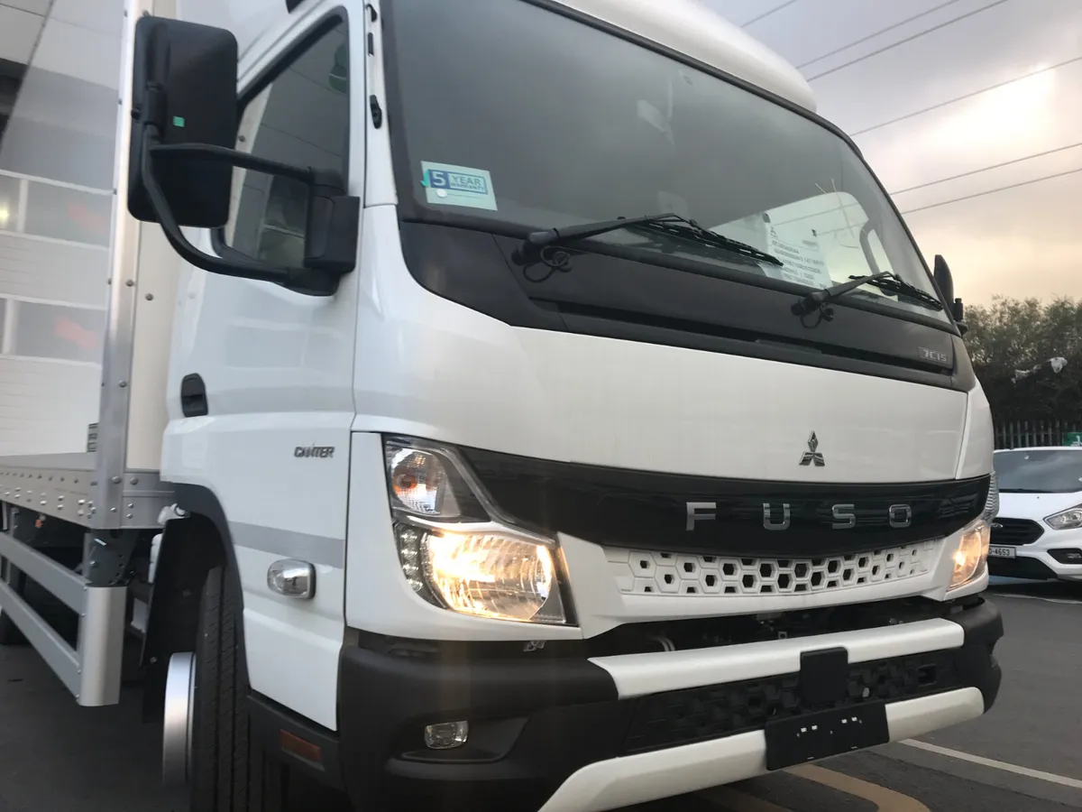 New 7.5 ton FUSO Canter 18ft Box Body & Tail Lift - Image 4