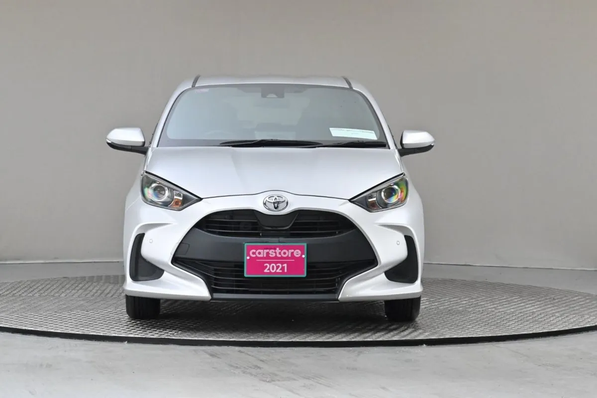 Toyota Yaris 1.0 Auto Petrol  reverse Cam park Se - Image 2