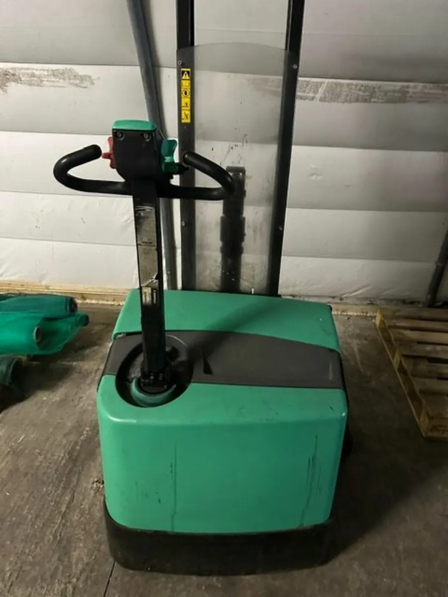 MITSUBISHI 1 TONNE PALLET STACKER - Image 1