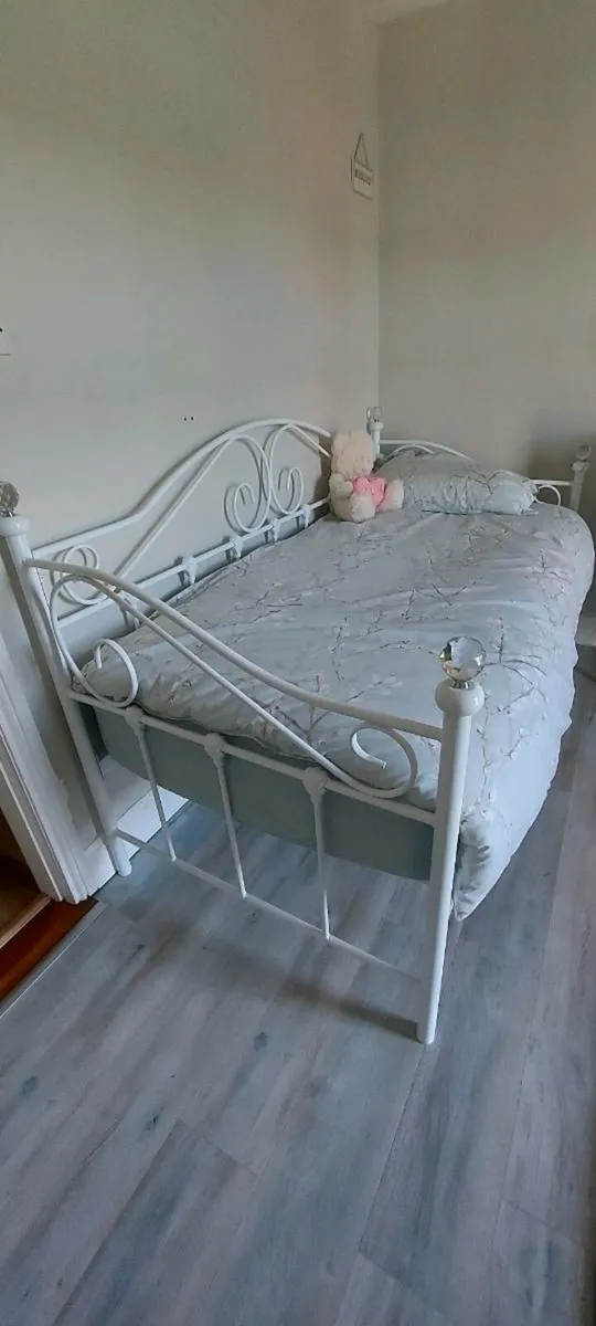 Single bed. - Image 1