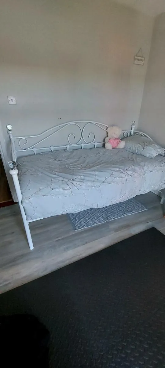 Single bed. - Image 3