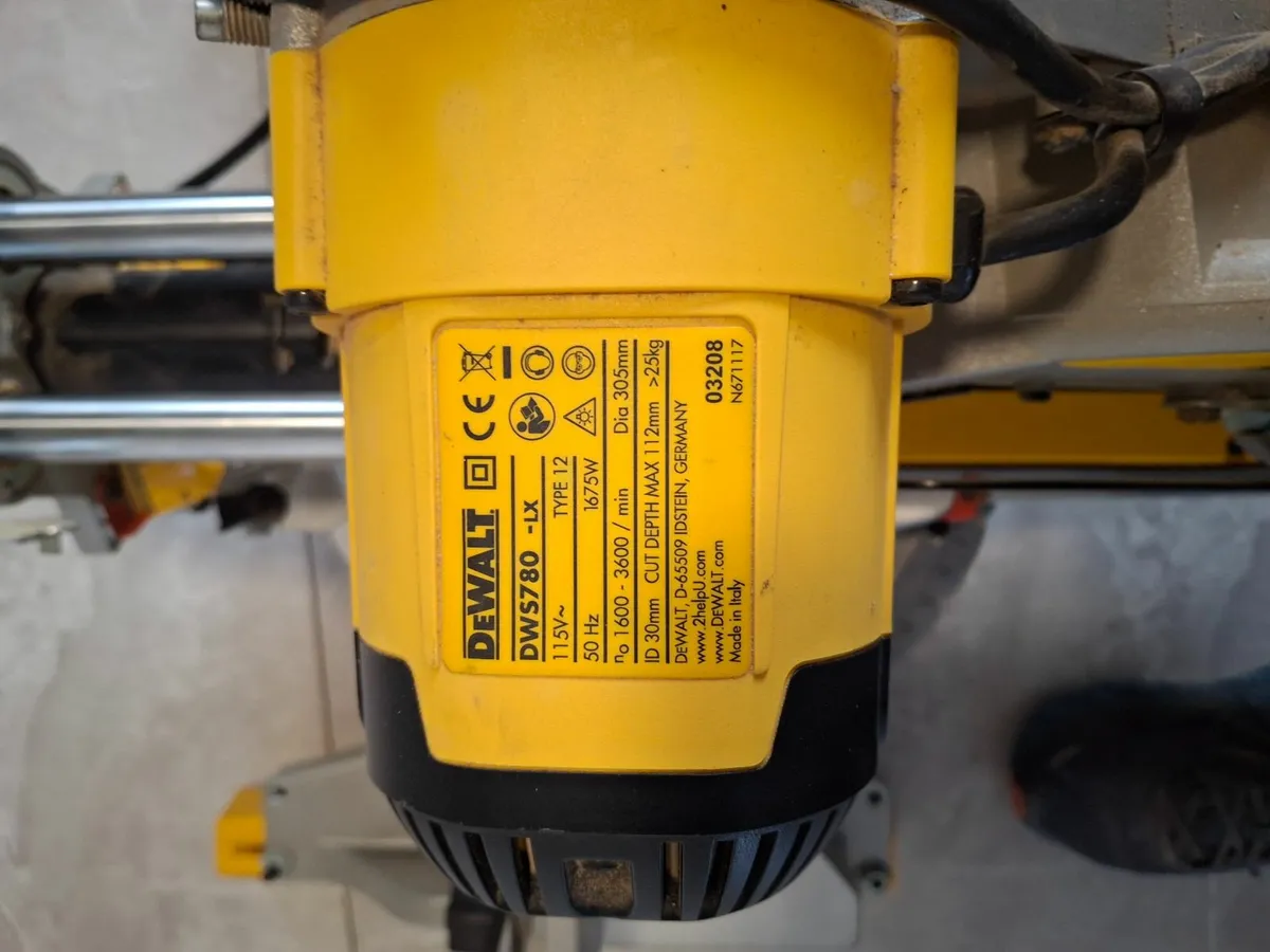 Dewalt 305mm mitre chop saw - Image 2