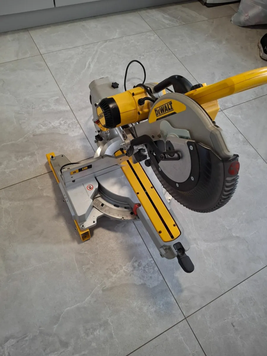 Dewalt 305mm mitre chop saw - Image 3