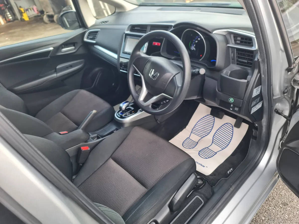 2015 HONDA FIT 1.5 HYBRID AUTOMATIC **WARRANTY** - Image 4
