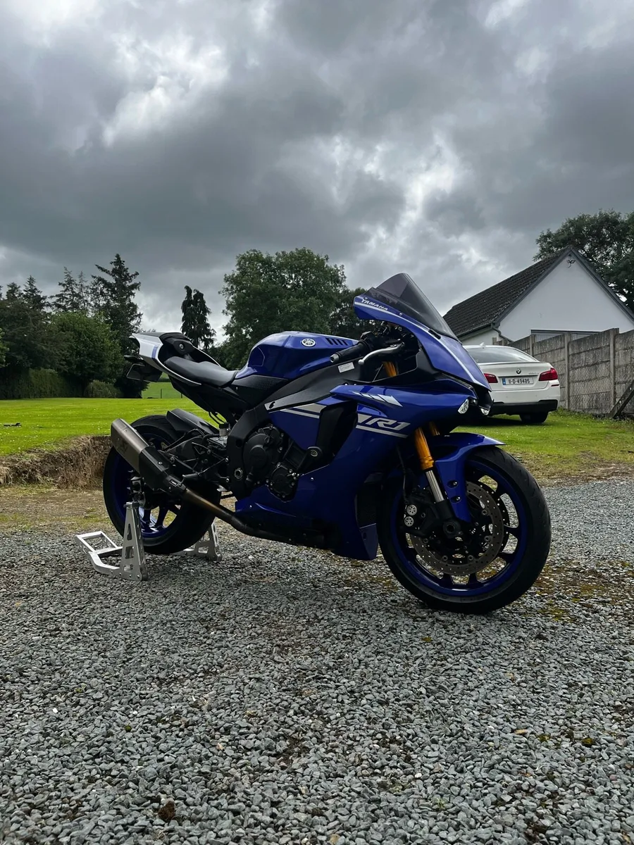 YAMAHA R1