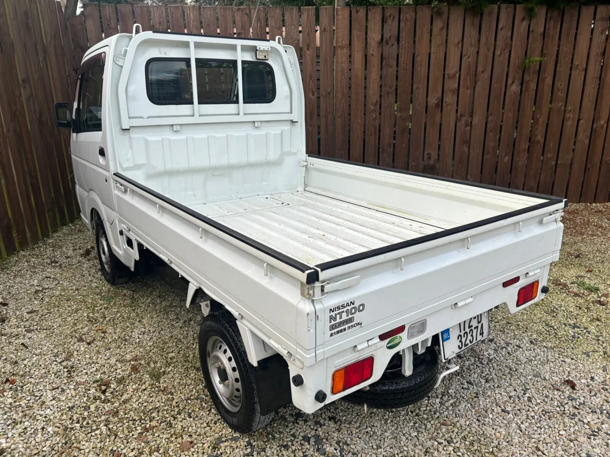 2017 NISSAN NT100 Clipper 4WD  Mini PIckup - Image 4