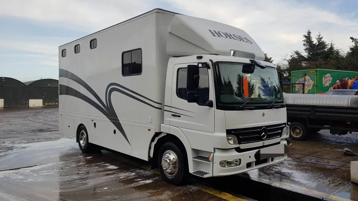 HGV Horse lorry - Image 1