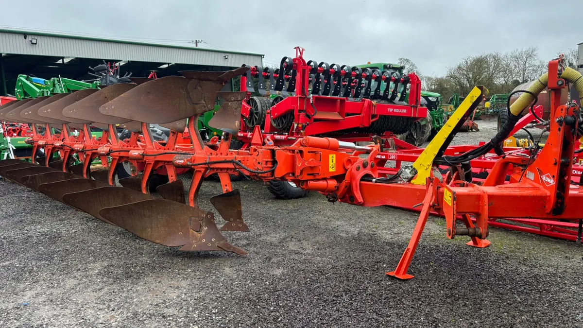 Kuhn 7 Furrow Plough - Image 3