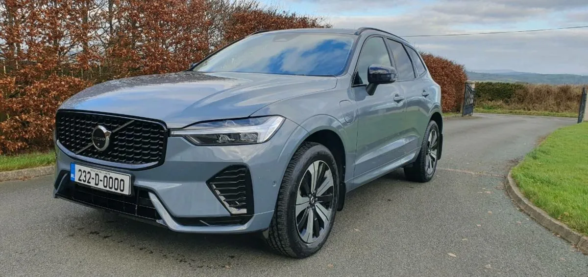 Volvo XC60 2023 T6 PHEV PLUS DARK AWD - Image 2